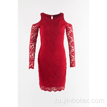 Красное кружевное платье с открытыми плечами